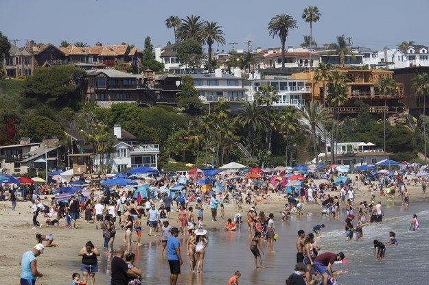 Tłumy na kalifornijskiej plaży podczas Dnia Weterana /EUGENE GARCIA /PAP/EPA