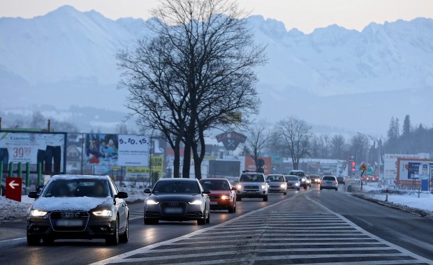 Tłumy na Krupówkach, problemy z parkowaniem. Polacy ruszyli na sylwestra 