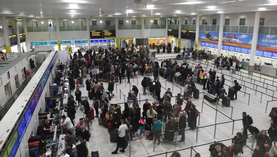 Tłumy na lotnisku Gatwick /FACUNDO ARRIZABALAGA /PAP/EPA