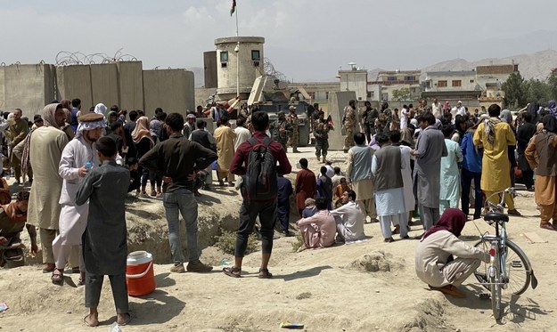 Tłumy na lotnisku Hamida Karzaja w Kabulu /STRINGER /PAP/EPA