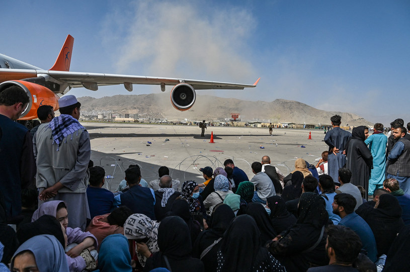 Tłumy na lotnisku w Kabulu /AFP