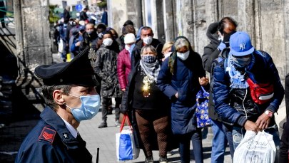 Tłumy na nadmorskim deptaku w Neapolu. Władze apelują o rozsądek