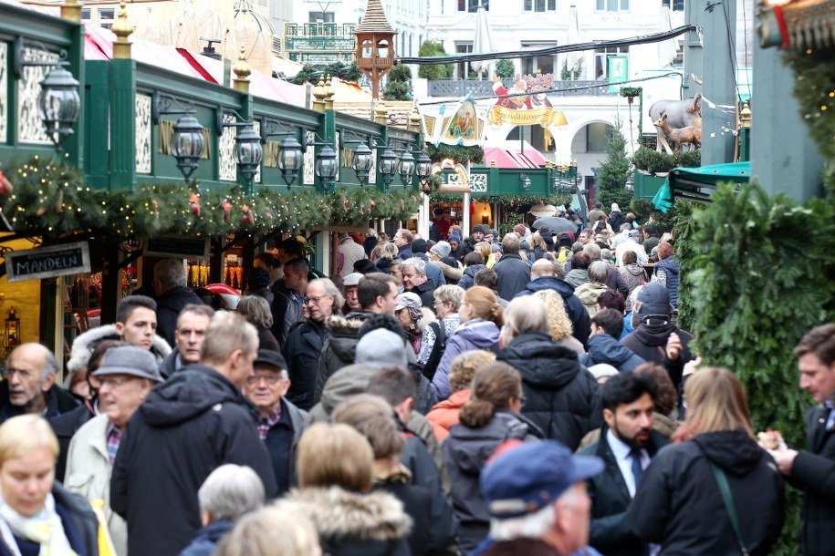 Tłumy na otwarciu jarmarku świątecznego w Hamburgu /BODO MARKS /PAP/EPA
