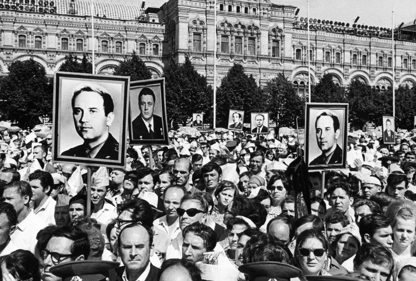 Tłumy na Placu Czerwonym w Moskwie, które zgromadziły się, by oddać hołd poległej załodze Sojuza /Getty Images