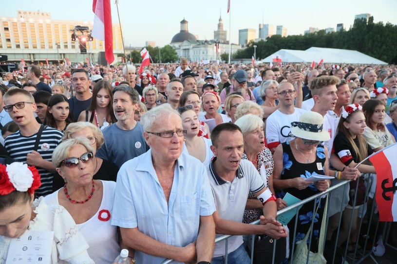 Tłumy na placu Piłsudskiego. Warszawiacy zaśpiewali powstańcze pieśni