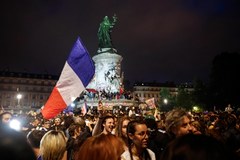 Tłumy na placu Republiki w Paryżu w powyborczą noc