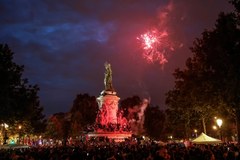 Tłumy na placu Republiki w Paryżu w powyborczą noc