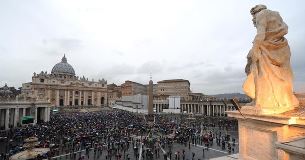 Tłumy na Placu Św. Piotra czekają na sygnał od kardynałów /ETTORE FERRARI /PAP/EPA