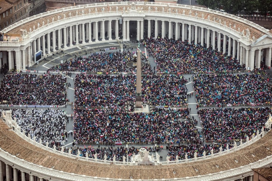 Tłumy na Placu św. Piotra w czasie kanonizacji /MASSIMO SESTINI/POLIZIA DI STATO /PAP/EPA