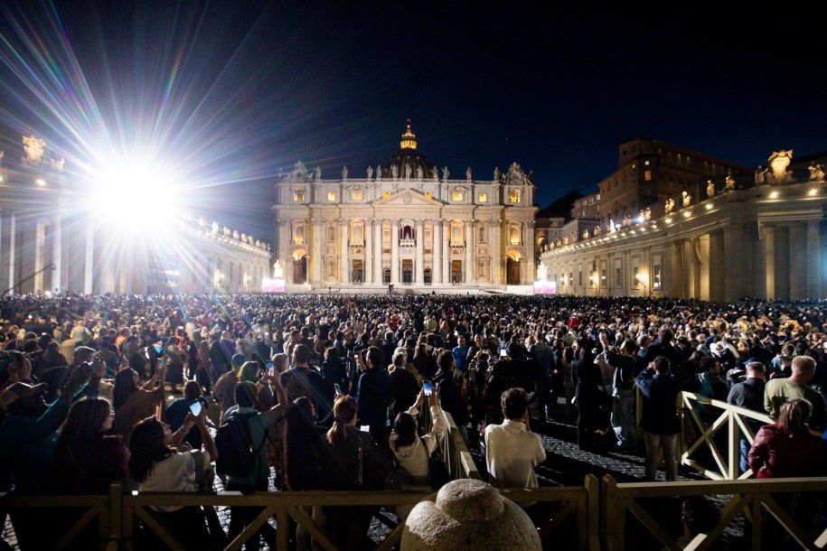 Tłumy na placu św. Piotra /ANGELO CARCONI /PAP/EPA