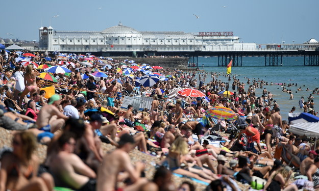 Tłumy na plaży w Brighton / 	ANDY RAIN    /PAP/EPA