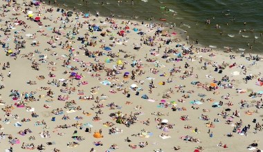 Tłumy na plaży w Holandii