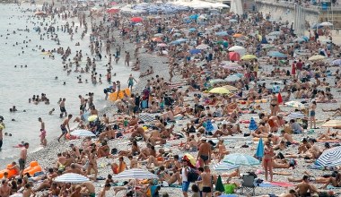 Tłumy na plaży we Francji