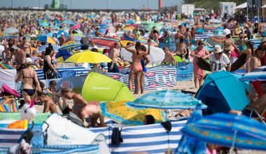 Tłumy na plaży we Władysławowie 