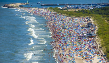 Tłumy na plaży we Władysławowie 