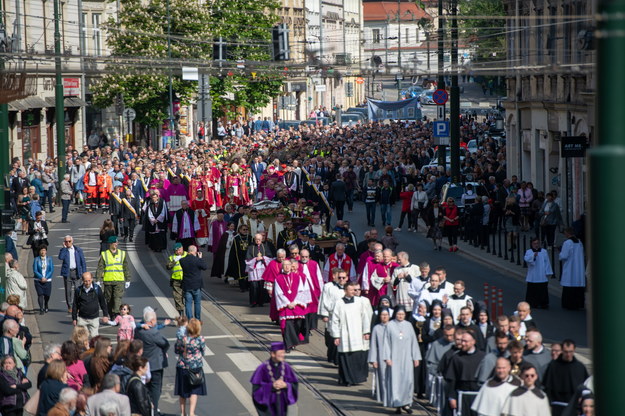 Tłumy na procesji ku czci św. Stanisława z Wawelu na Skałkę /Art Service /PAP