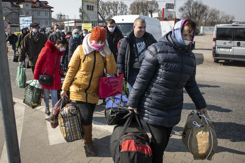 Tłumy na przejściu granicznym z Ukrainą, w Dorohusku (27 marca) /Jacek Szydlowski /Agencja FORUM