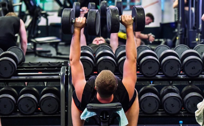 Tłumy na siłowniach. "Ćwiczą bez żadnej wiedzy, umiejętności, aż mnie oczy bolą"