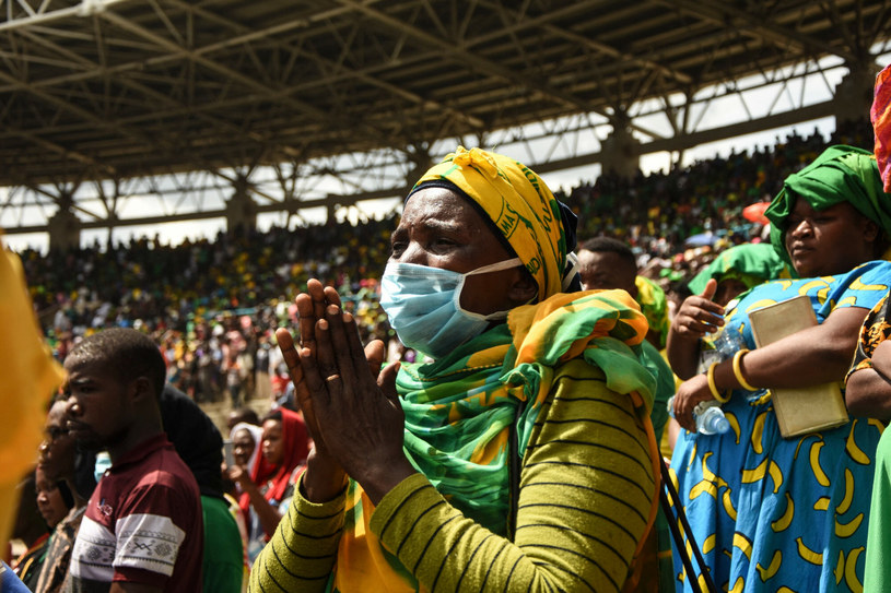Tłumy na stadionie Uhuru oddają hołd zmarłemu prezydentowi Tanzanii /STR/AFP/East News /East News
