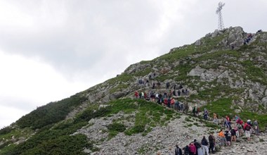 Tłumy na szlakach w polskich Tatrach