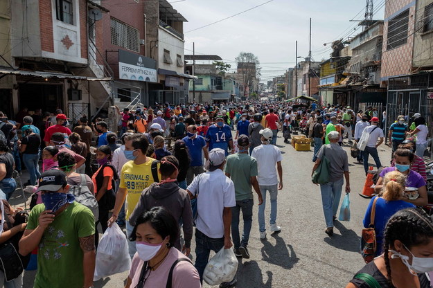 Tłumy na targu w Caracas. / 	RAYNER PENA R /PAP/EPA