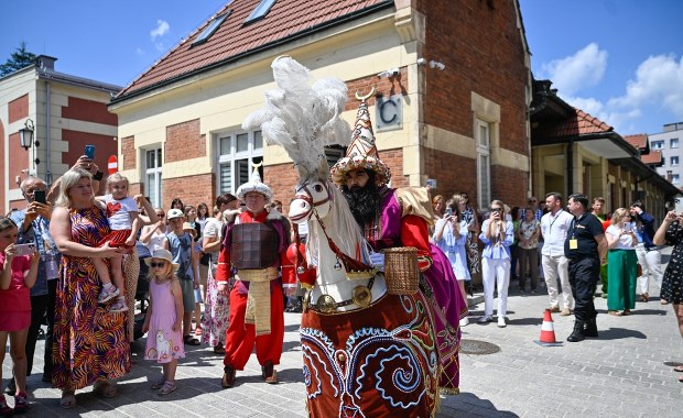 Tłumy na trasie pochodu Lajkonika w Krakowie