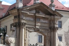 Tłumy na Wawelu, ludzie oddają hołd parze prezydenckiej