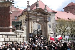Tłumy na Wawelu, ludzie oddają hołd parze prezydenckiej