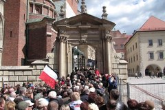 Tłumy na Wawelu, ludzie oddają hołd parze prezydenckiej