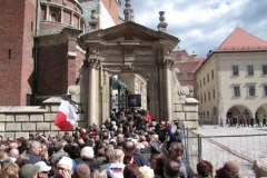 Tłumy na Wawelu, ludzie oddają hołd parze prezydenckiej