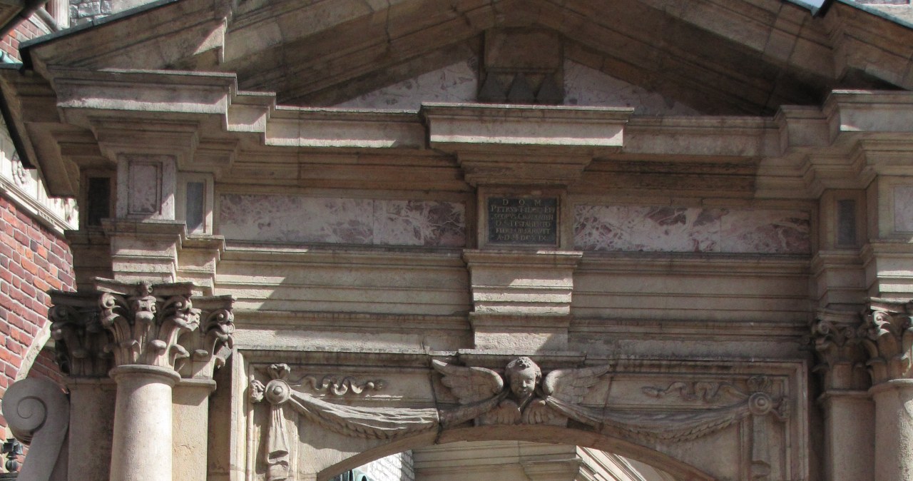 Tłumy na Wawelu, ludzie oddają hołd parze prezydenckiej