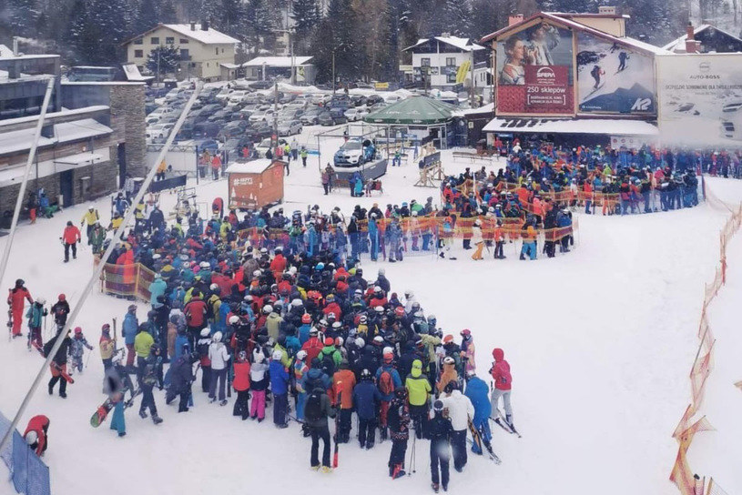 Tłumy narciarzy w Szczyrku (fot. "Bielskie Drogi") /Twitter