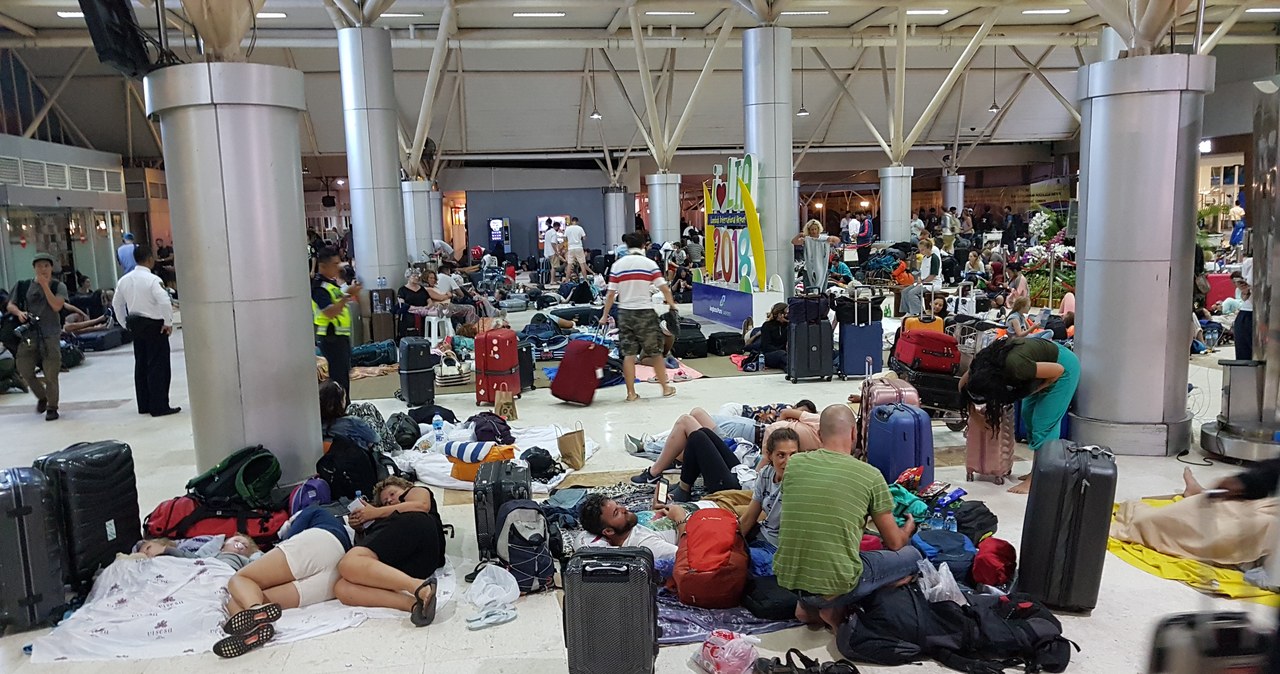 Tłumy oczekują na lotnisku na ewakuację z Lombok