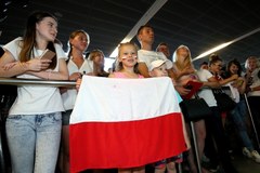 Tłumy oczekujące na polskich piłkarzy