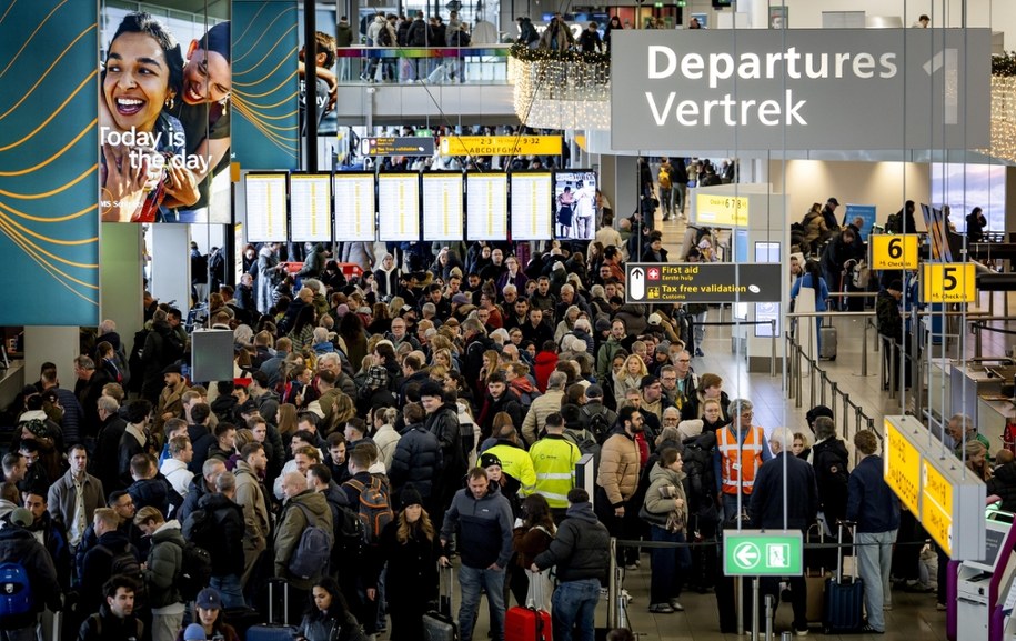 Tłumy pasażerów na lotnisku Schiphol w Amsterdamie /KOEN VAN WEEL /PAP/EPA