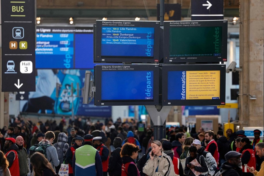 Tłumy pasażerów oczekujący na stacji Gare du Nord /GEOFFROY VAN DER HASSELT / AFP /East News