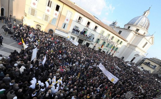 Tłumy pielgrzymów przywitały Benedykta XVI w Castel Gandolfo