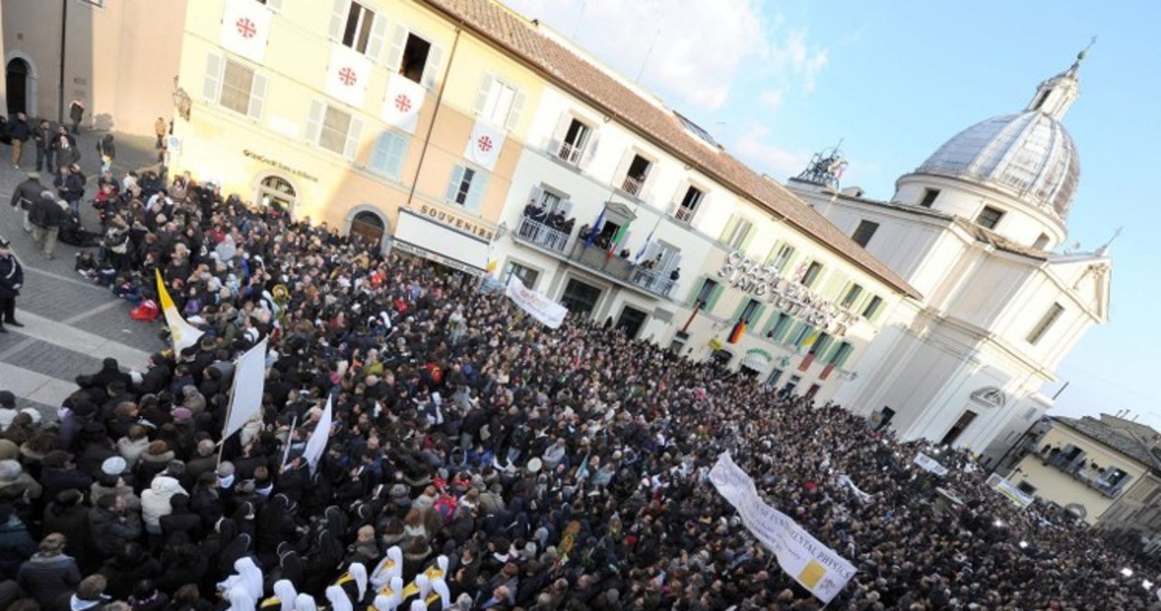 Tłumy pielgrzymów przywitały Benedykta XVI w Castel Gandolfo