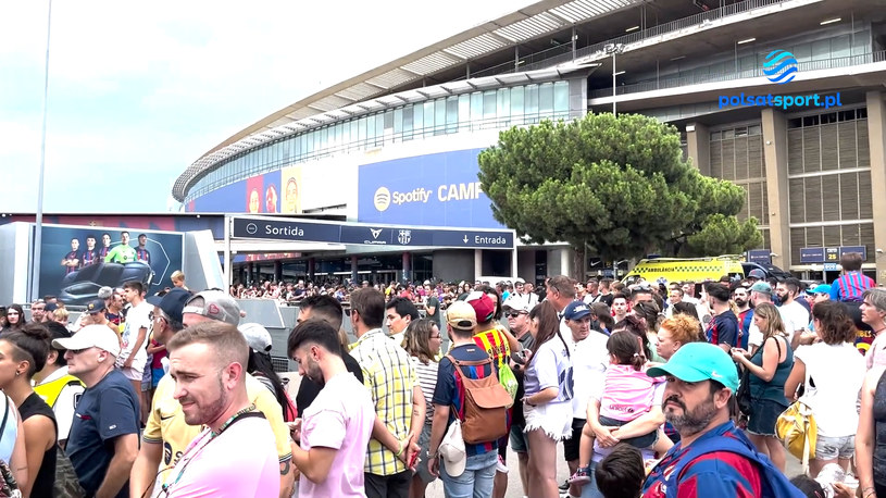 Tłumy pod Camp Nou przed debiutem Roberta Lewandowskiego. WIDEO (Polsat Sport)