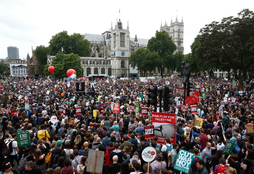 Tłumy podczas antyrządowych protestów w czerwcu w Londynie /AFP