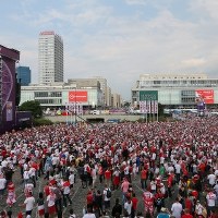 Polscy kibice w Strefie Kibica w Warszawie