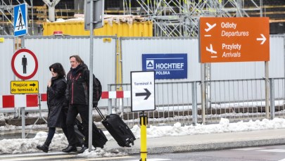 Tłumy podróżnych na lotnisku Chopina 