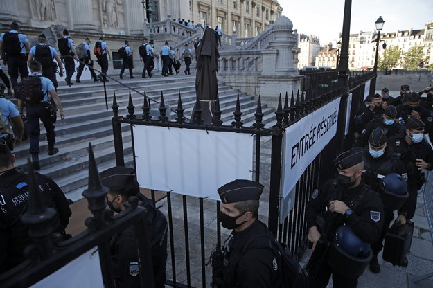 Tłumy policjantów zapewniały ochronę paryskiego sądu podczas środowego procesu. /IAN LANGSDON /PAP/EPA