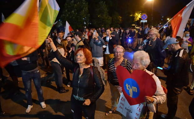 Tłumy protestowały przed Sejmem po uchwaleniu „lex TVN” 