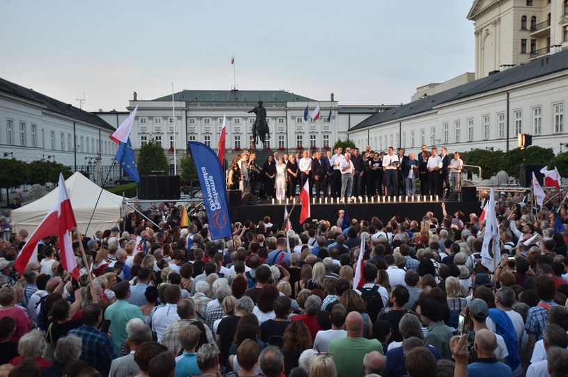 Tłumy protestujące pod Pałacem Prezydenckim /- /Reporter