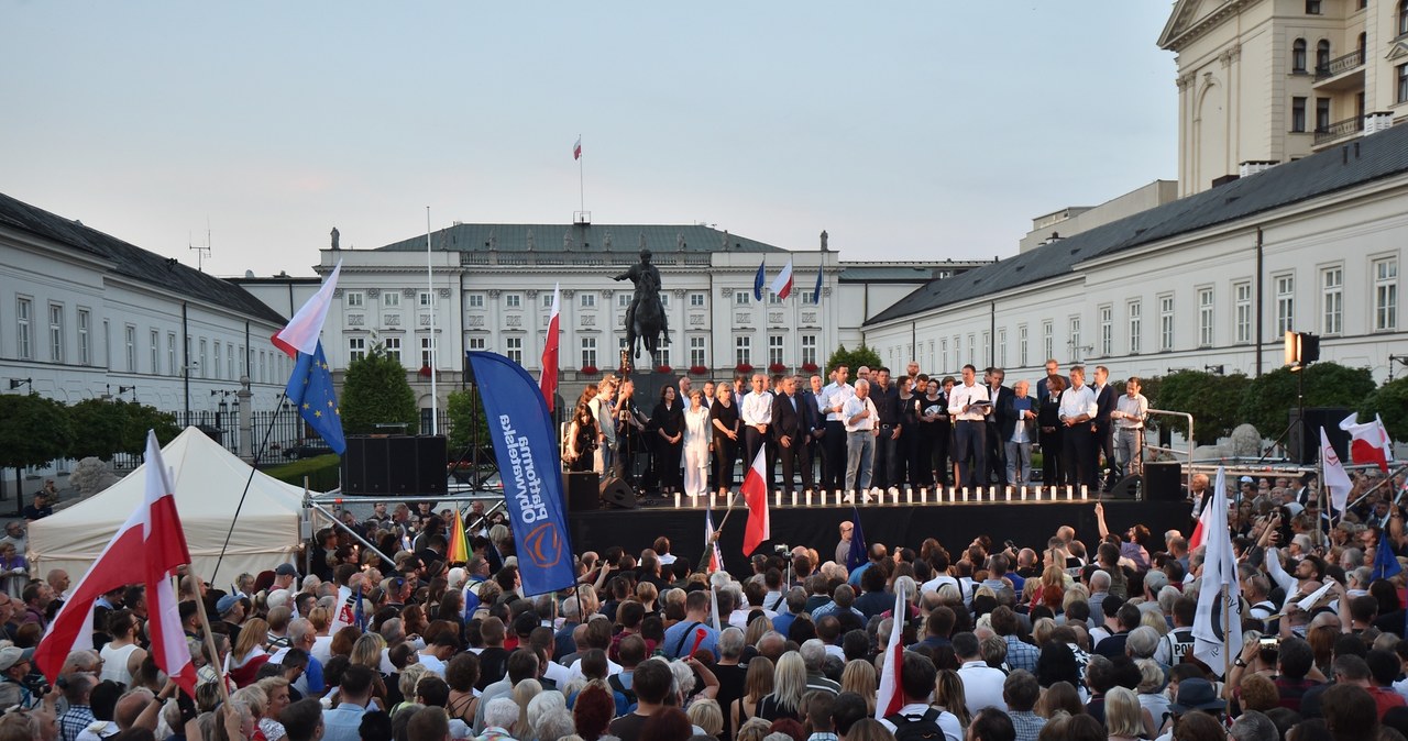 Tłumy protestujące pod Pałacem Prezydenckim /- /Reporter