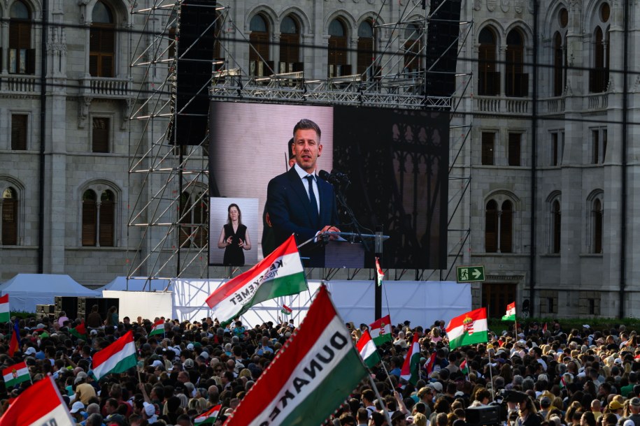 Tłumy przed węgierskim parlamentem /EPA/TAMAS VASVARI HUNGARY