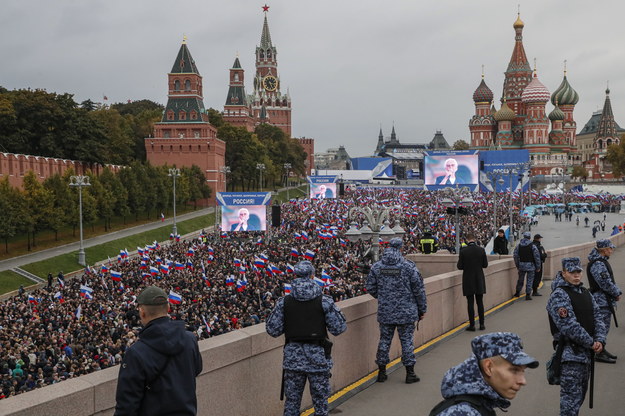 Tłumy Rosjan na Placu Czerwonym w Moskwie /YURI KOCHETKOV /PAP/EPA