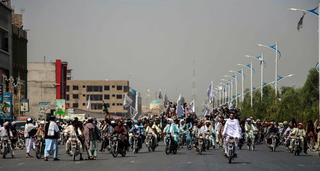 Tłumy talibów pojawiły się na ulicach Kandaharu. /STRINGER /PAP/EPA