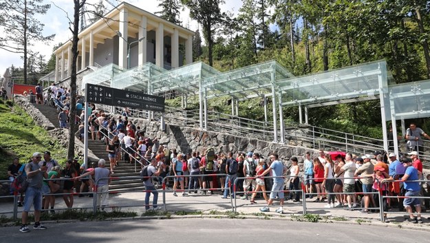 Tłumy turystów czekają w kolejce aby wjechać na Kasprowy Wierch w Kuźnicach (zdj. archiwalne) / 	Grzegorz Momot    /PAP